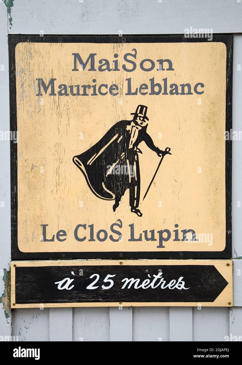 IMB4918987 Signpost pointing to the Maison Maurice Leblanc in Etretat, Normandy, France, Europe; (add.info.: Signpost pointing to the Maison Maurice Leblanc in Etretat, Normandy, France, Europe); Photo © Stephan Gabriel/Imagebroker;  it is possible that some works by this artist may be protected by third party rights in some territories. Stock Photo