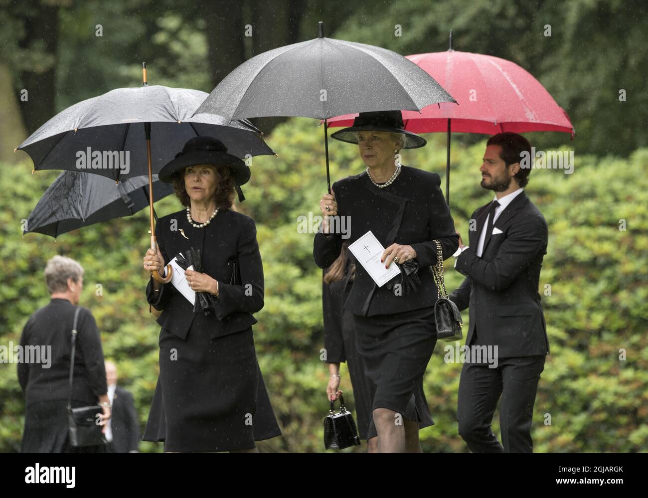 TROLLE LJUNGBY 2017-07-12 Queen Silvia and Princess Benedikte of Denmark after the funeral ceremony for countess Alice Trolle-Wachtmeister at the Trolle Ljungby church in south of Sweden. Prince Carl Philip at right. Foto: Johan Nilsson / TT / kod 50090  Stock Photo