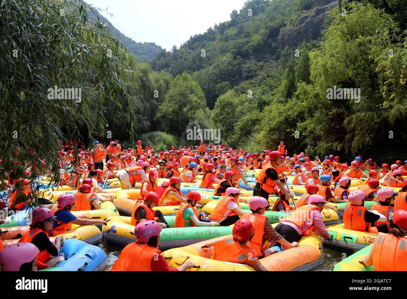 Sanmenxia 2017-08-05 Sanmenxia, CHINA-August 5 2017: (EDITORIAL USE ONLY. CHINA OUT) Numerous tourists flock to Yuxi Grand Canyon for rafting in Sanmenxia, central China's Henan Province, August 5th, 2017. (Photo by /Sipa USA) *** Please Use Credit from Credit Field *** Foto Sipa Asia / ddp USA / TT / kod 10557 ref: 20796378 **  Stock Photo