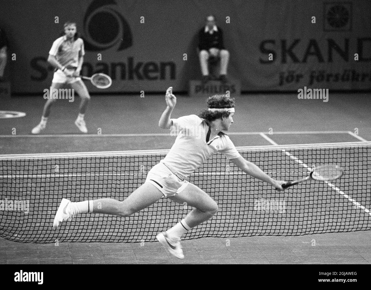 STOCKHOLM 1978-11-12. John McEnroe, USA, reaches for the ball during the semifinal match against Bjorn Borg at the Stockholm Open November 12 1978, . McEnroe defeated Borg with 6-3, 6-4 and gave Borg his first loss against a younger opponent in their very first match. ******** John McEnroe, USA, kastar sig efter bollen i matchen mot BjÃ¶rn Borg i semifinalen i Stockholm Open. McEnroe besegrade Borg med 6-3, 6-4 och gav Borg sin fÃ¶rsta fÃ¶rlust mot en yngre motstÃ¥ndare i deras allra fÃ¶rsta match. Foto: Sven-Erik Sjoberg / DN / TT Kod: 28  Stock Photo