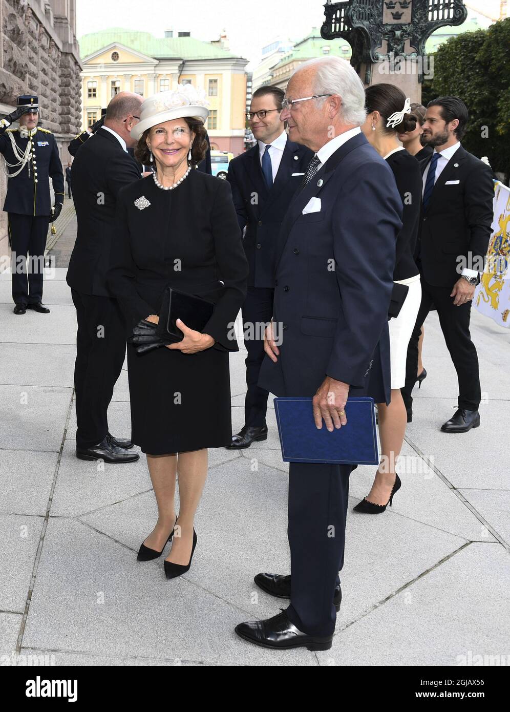 STOCKHOLM 20170912 Drottning Silvia och kung Carl Gustaf anlÃ¤nder till riksdagshuset infÃ¶r riksmÃ¶tets Ã¶ppnande. Foto: Pontus Lundahl / TT / kod 10050  Stock Photo