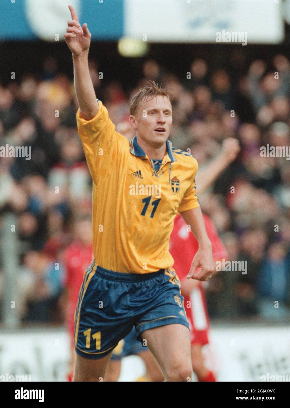Sweden striker Kennet Andersson celebrate's scoring Stock Photo - Alamy