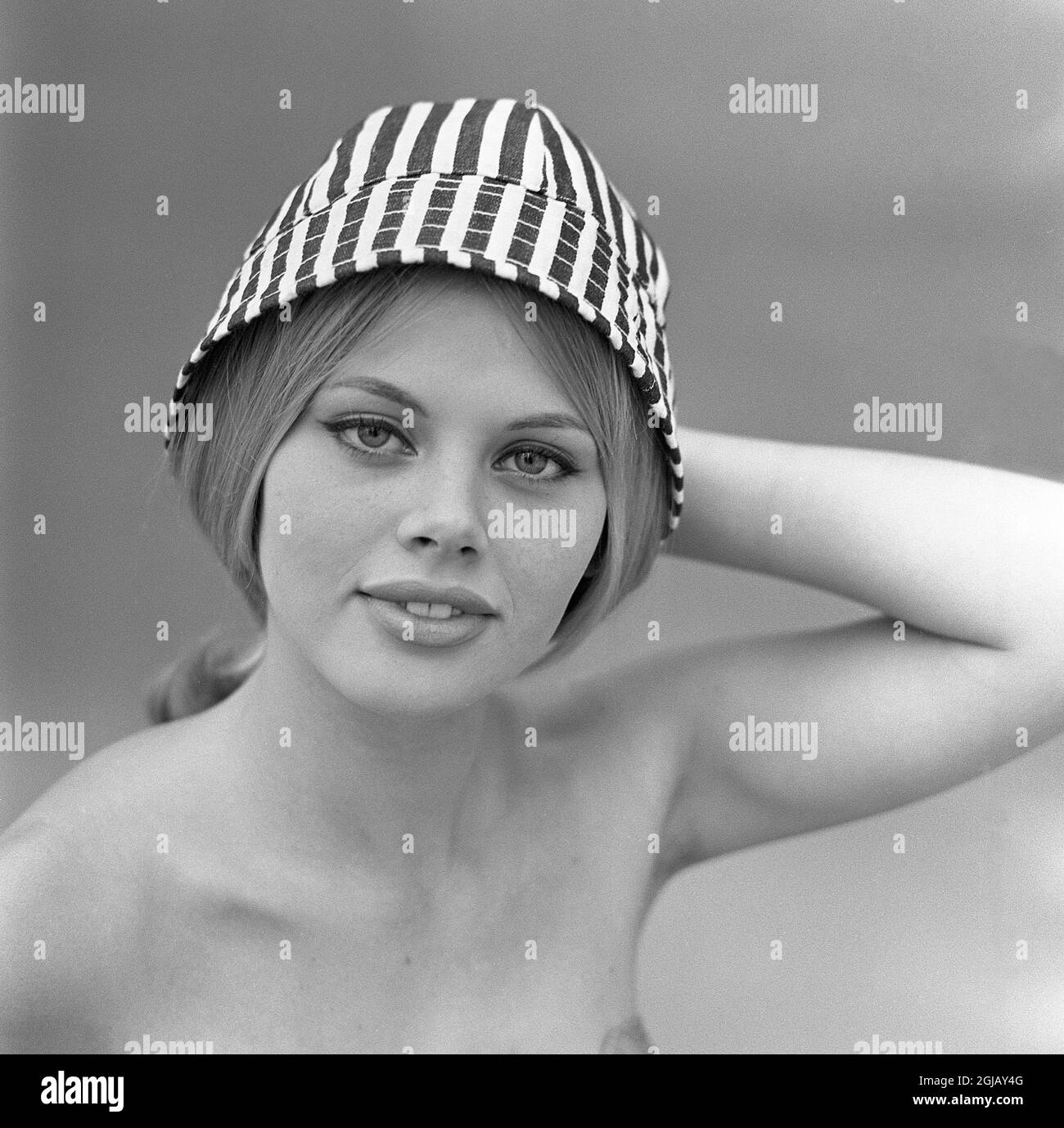 FILE 1958 A 16 year old Britt Ekland is posing for the photographer in Stockholm, Sweden, 1958. Britt Ekland, who became an actress, a reality TV star and a 'Bond girlâ€, is turning 75 in October 6, 2017. brittekland2017 Foto: Kary Lasch / TT / Kod: 4520  Stock Photo
