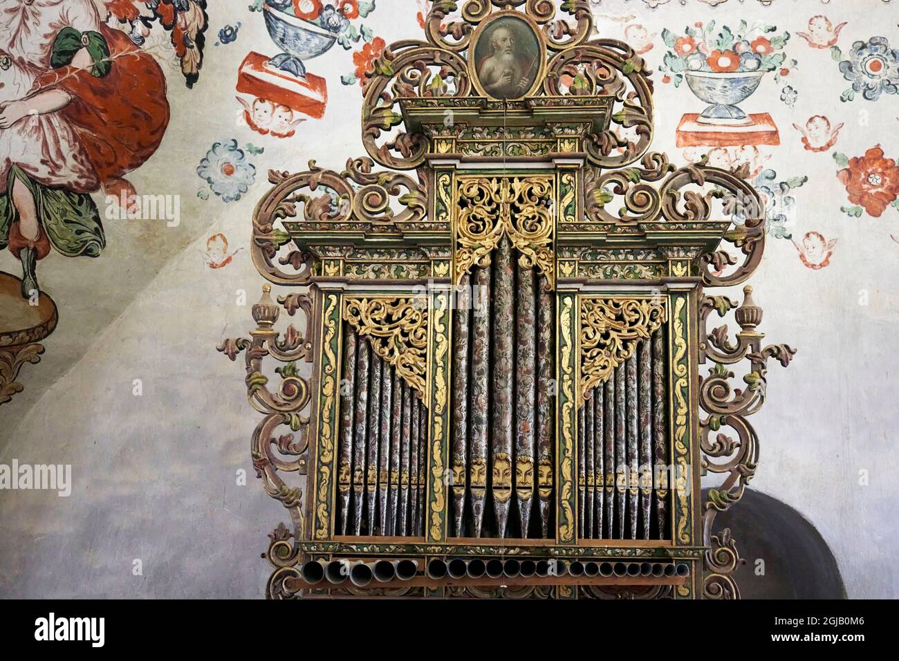 Mexico, Tlacochahuaya. Church of San Jeronimo Tlacochahuaya houses an organ built between 1725 and 1730. Note the faces and open mouths painted around Stock Photo