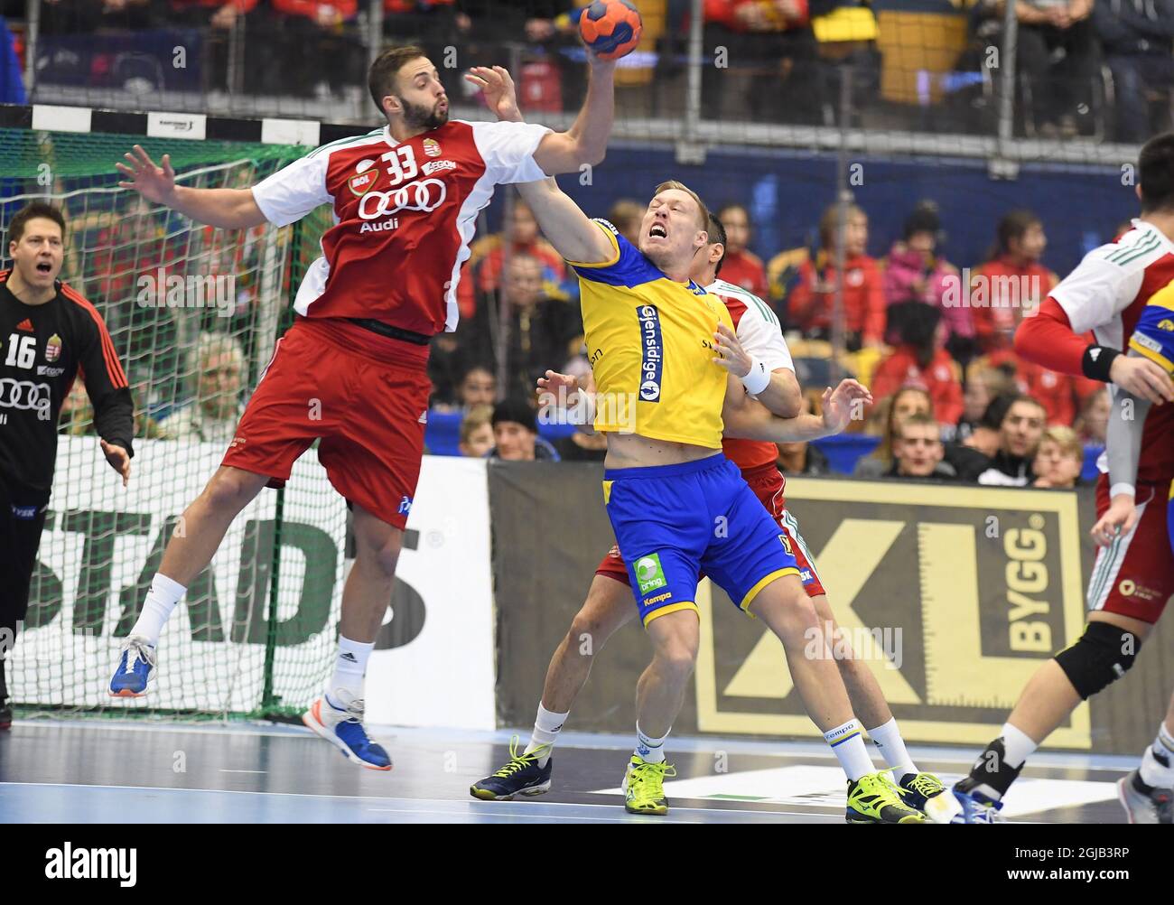 tvivl kamera teknisk Hungary's Gabor Ancsin and Sweden's Fredric Pettersson during a friendly  hanball game between Sweden and Hungary at Kinnarp Arena, Jonkoping, Sweden  Jan 06, 2018 Photo: Mikael Fritzon / TT / kod 62360 Stock Photo - Alamy