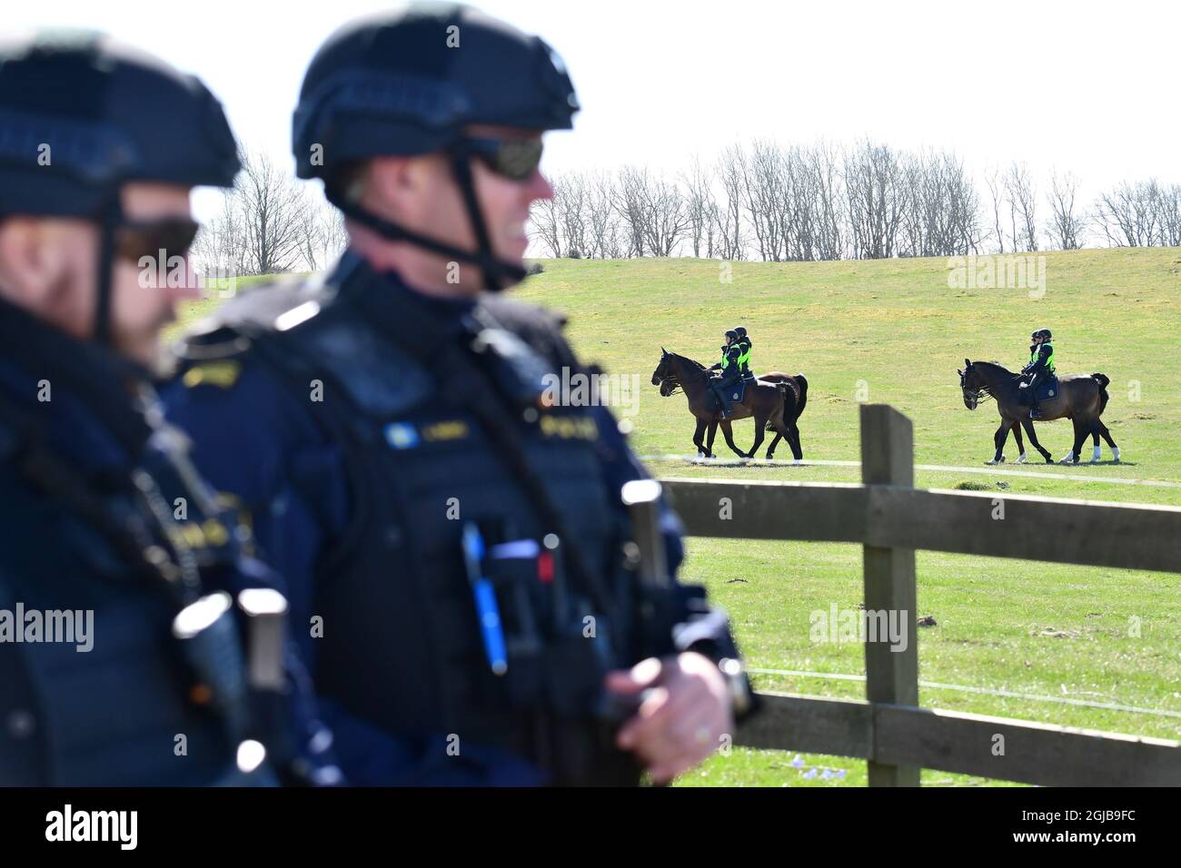 Mounted police patrol the area prior to the arrrival of UN Secretary-General Antonio Guterres and the Security Council at Backakra outside Ystad, southern Sweden on April 21, 2018. The meeting on Syria will take place at Backakra, the estate of Dag Hammarskjold who served as UN Secretary-General from 1953 until his death in a plane crash in September 1961. Photo: Johan Nilsson / TT / 50090  Stock Photo