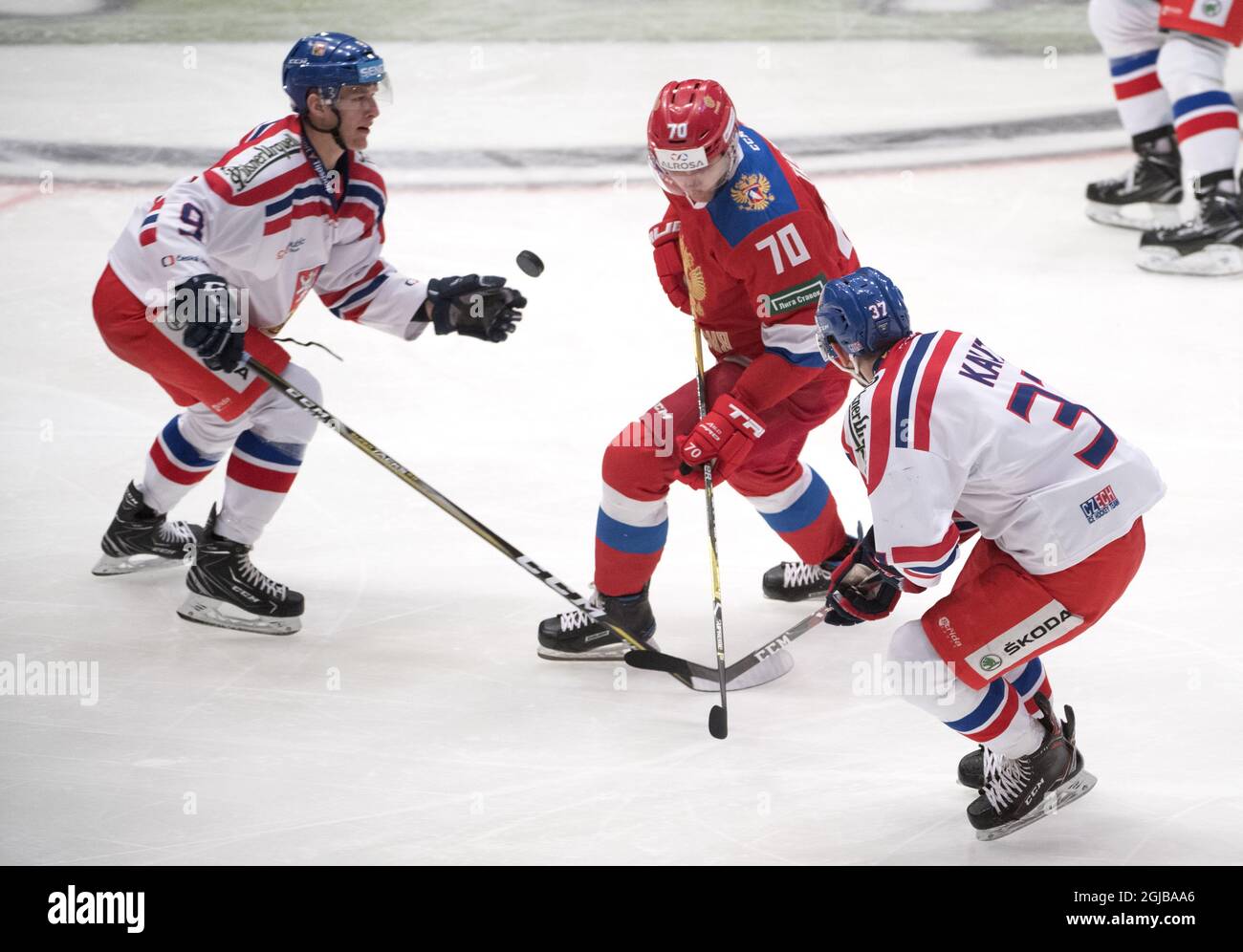 Игры хоккей клюшкой. Лед хоккей. Хоккеист на льду. Шайба для хоккея. Хоккей на льду Россия.