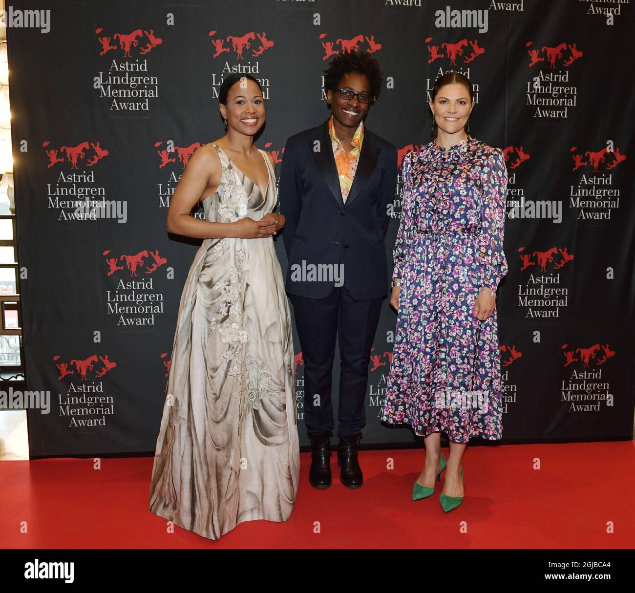 Jacqueline Woodson (C), laureate of the 2018 Astrid Lindgren Memorial Award (ALMA) poses for photographers with Swedish Culture and Democracy Minister Alice Bah Kuhnke (L) and Crown Princess Victoria (R) after the award ceremony at the Stockholm Concert Hall on May 28, 2018. Photo: Jessica Gow / TT / code 10070  Stock Photo