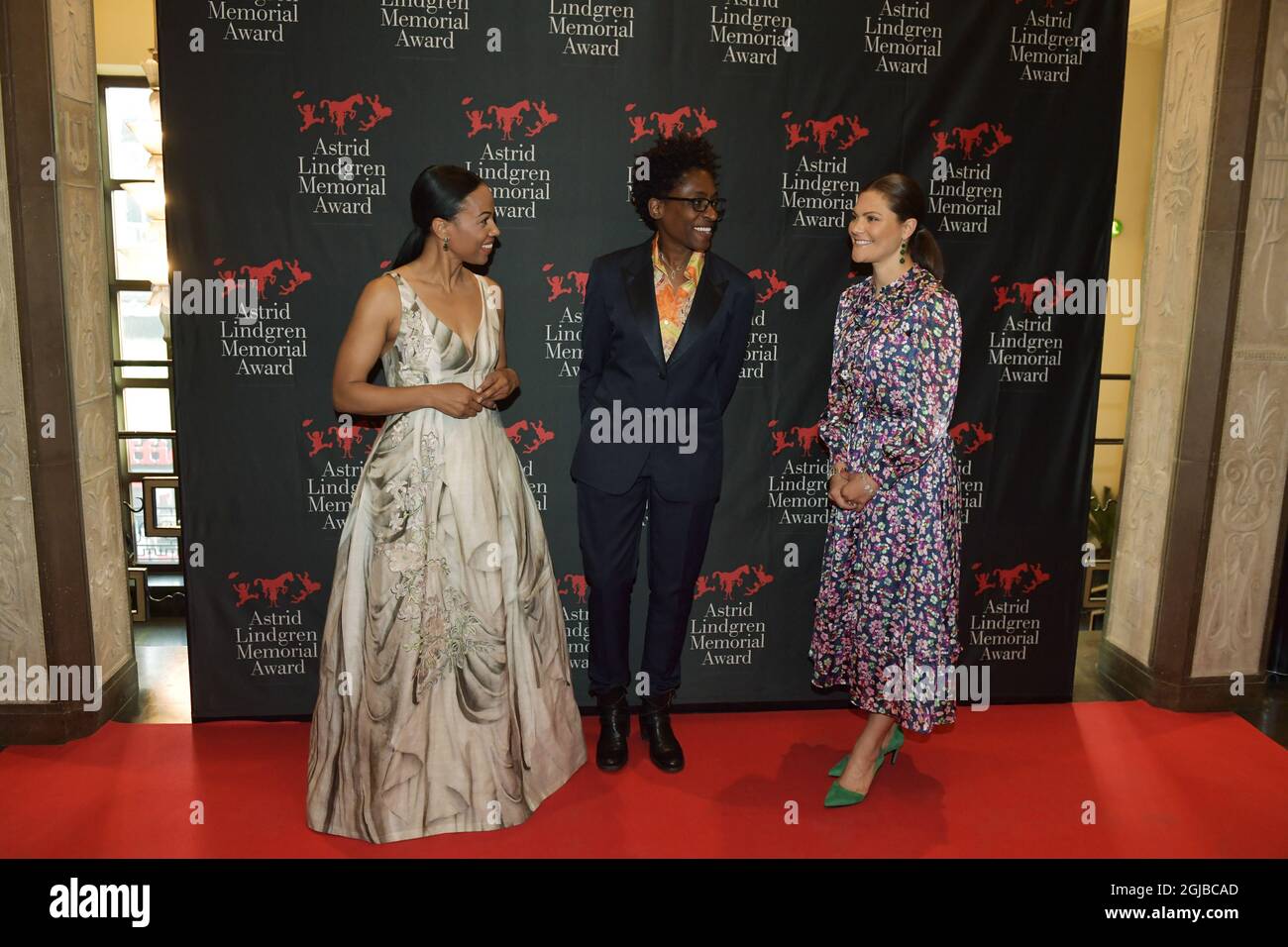 Jacqueline Woodson (C), laureate of the 2018 Astrid Lindgren Memorial Award (ALMA) poses for photographers with Swedish Culture and Democracy Minister Alice Bah Kuhnke (L) and Crown Princess Victoria (R) after the award ceremony at the Stockholm Concert Hall on May 28, 2018. Photo: Jessica Gow / TT / code 10070  Stock Photo