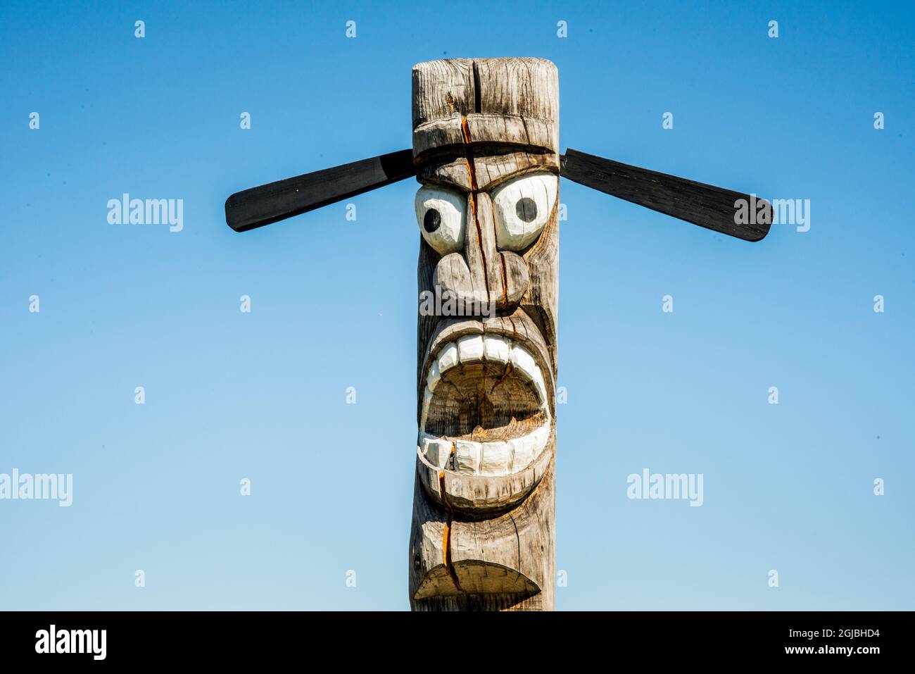 USA, California. Sacramento River-San Joaquin Delta (south shore), Pittsburg, palm trees and totem pole from local indigenous tribe. Stock Photo