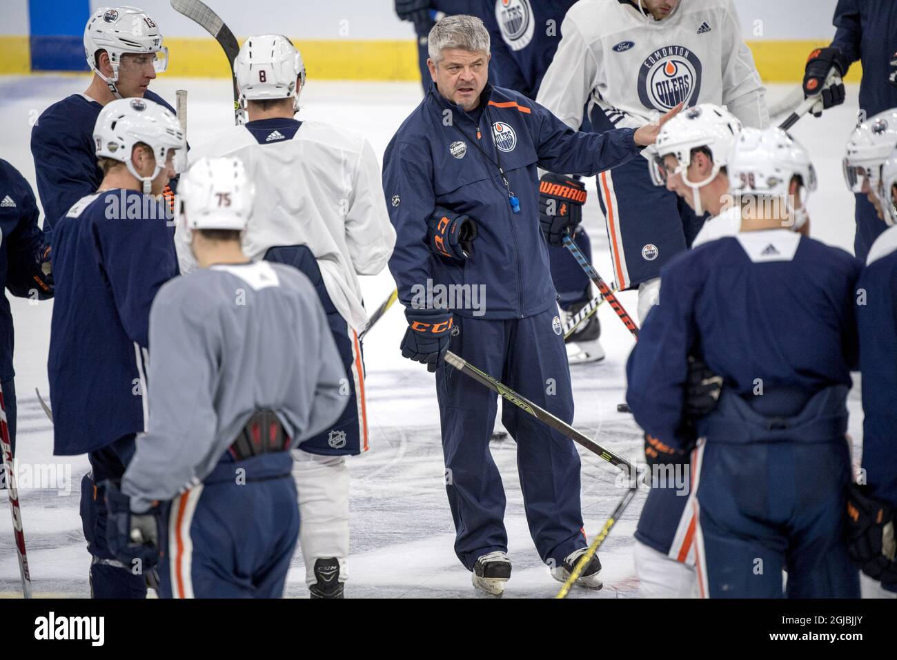 Edmonton Oilers' head coach Todd McLellan (C) talks to players during the team's training session in Gothenburg, Sweden, on Oct. 05, 2018, ahead of Saturday's NHL Global Tour match against New Jersey Devils. Photo: Bjorn Larsson Rosvall / TT / code 9200 *** EDITORIAL USE ONLY ***  Stock Photo