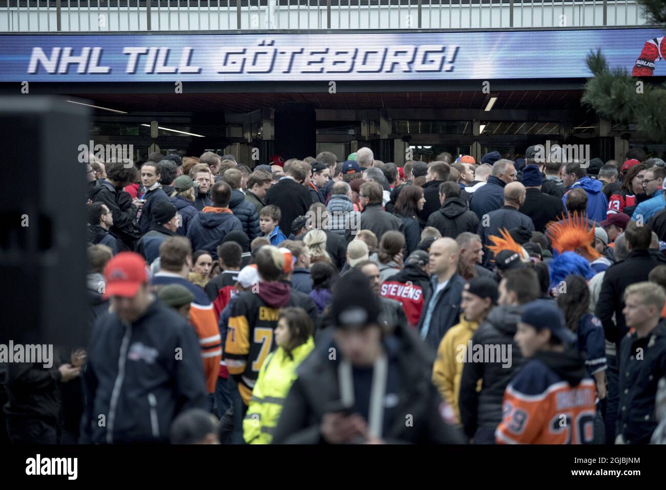 Hockey fans queue for the season-opening NHL Global Series icehockey match between Edmonton Oilers and New Jersey Devils at Scandinavium in Gothenburg, Sweden, on Oct. 06, 2018, Photo: Bjorn Larsson Rosvall / TT / kod 9200 *** EDITORIAL USE ONLY ***  Stock Photo
