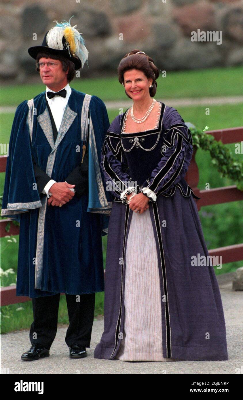 SCANPIX SWEDEN, 2001-06-18. Svenska kungaparet firar Silverbrollop pa  Gripsholms slott i Marifred. Bilden: Kung Carl Gustaf och drottning Silvia  anlander till den stora festen for att fira den 25:e brollopsdagen.  Smoking. Aftonklanning.