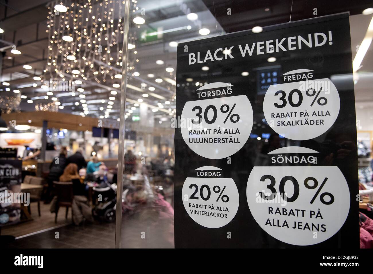 STOCKHOLM 20181123 Black Friday in a mall near Stockholm, Sweden Foto:  Jessica Gow / TT / Kod 10070 Stock Photo - Alamy