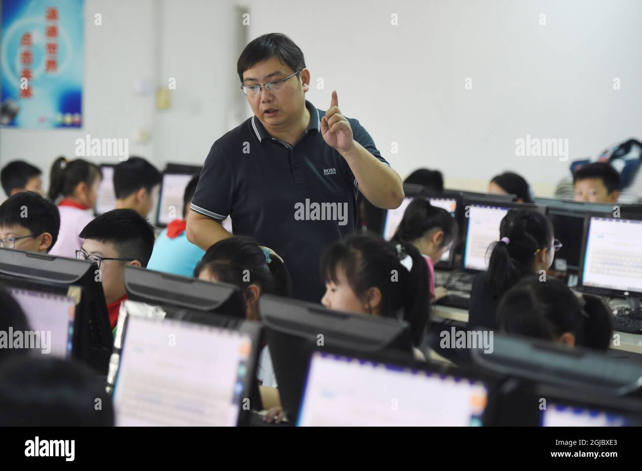 Hefei, China's Anhui Province. 8th Sep, 2021. Yang Sen gives a computer class at Heping Primary School in Hefei City, east China's Anhui Province, Sept. 8, 2021. Yang Sen, a computer teacher from Heping Primary School, has interest in graphical language applied to robots in his spare time. After class, he organizes a robot club instructing his students to explore the use of multiple sensors and various scientific principles. Credit: Zhou Mu/Xinhua/Alamy Live News Stock Photo