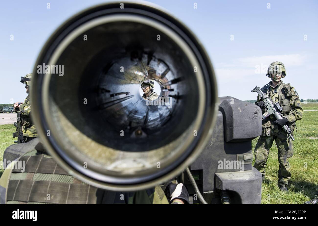 Swedish soldier with Robot 70 ground-based air-defence military weapon  camouflage uniform Foto: Lars Pehrson / SvD / TT / Kod: 30152 Stock Photo -  Alamy