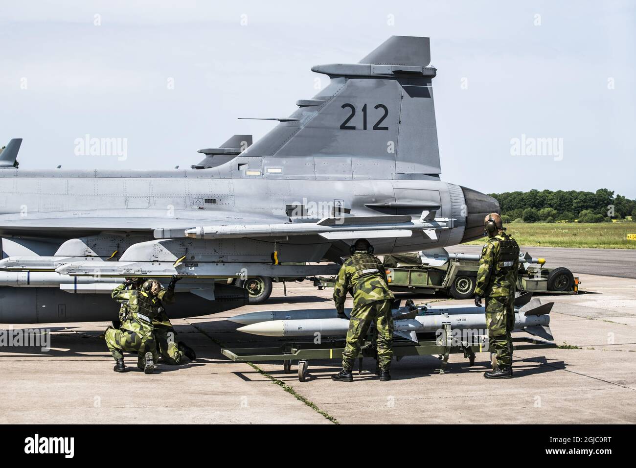 gelijkheid galblaas Consequent Fighter jet Jas Gripen with robot Meteor and at right robot Amram ground  crew soldiers air fighter airforce military weapon camouflage uniform Foto:  Lars Pehrson / SvD / TT / Kod: 30152 Stock Photo - Alamy