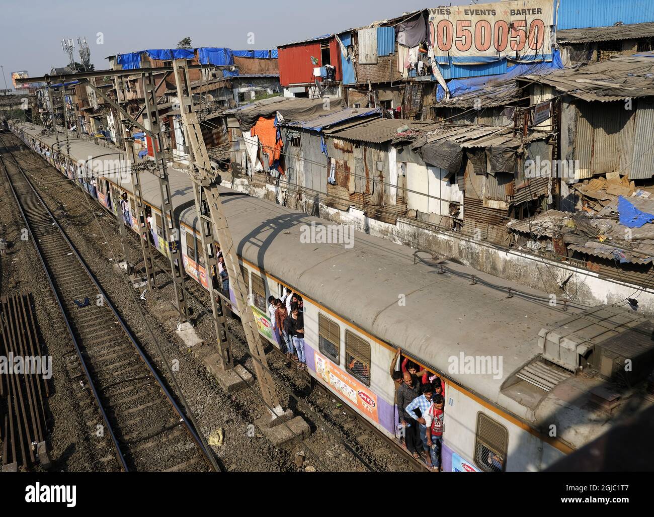 Train slum street Mumbai rails railroad Dharavi India Foto: Soren Andersson / TT / kod 4573  Stock Photo