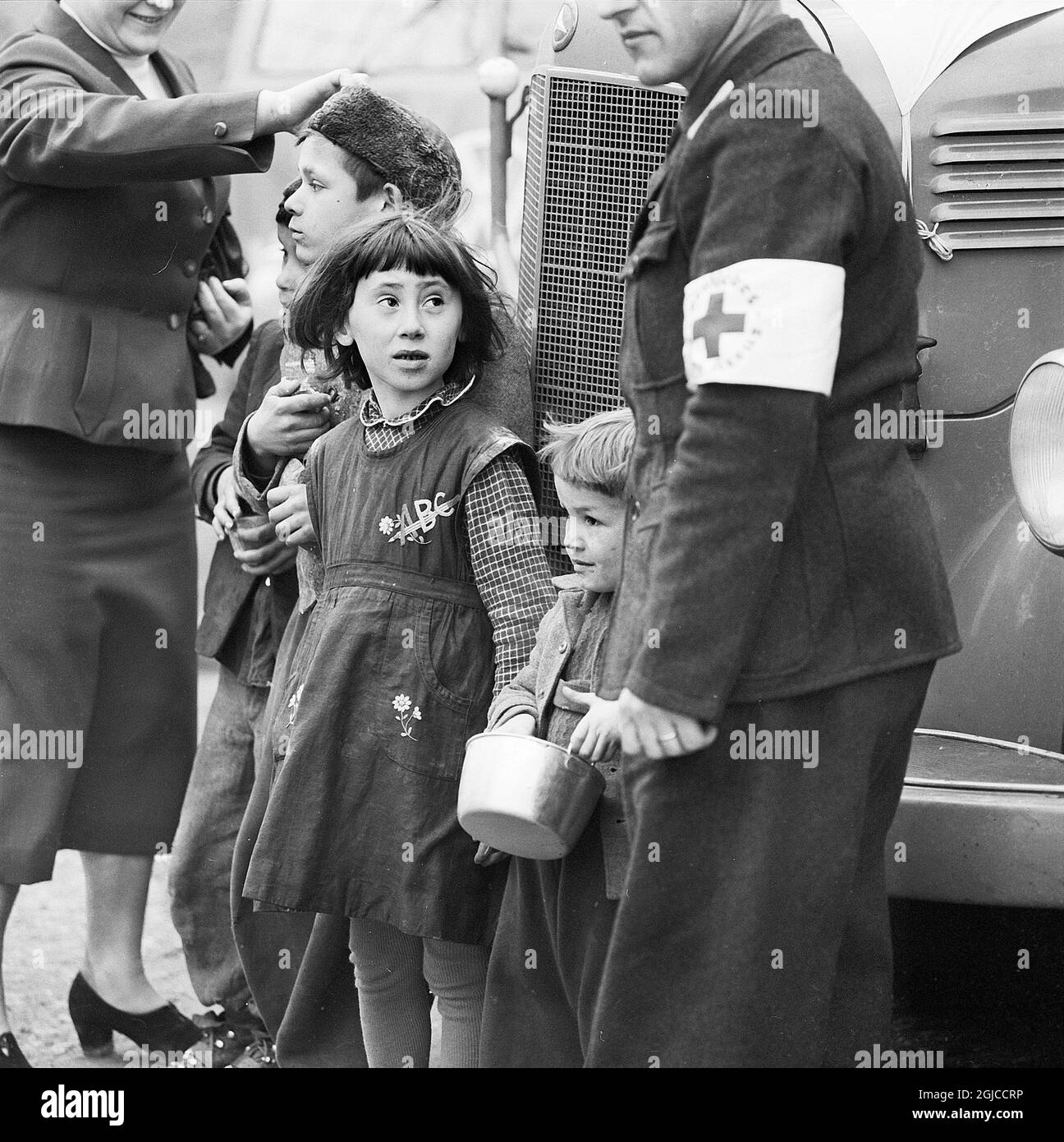HUNGARY 1956 Red Cross workers take care of Hungarian children refugees at the border between Hungary and Austria, during the nationwide revolution against the Hungarian People's Republic and its Soviet-imposed policies, lasting from 23 October until 10 November 1956. Photo: Anders Engman / Bonnierarkivet / TT / kod: 3010  Stock Photo