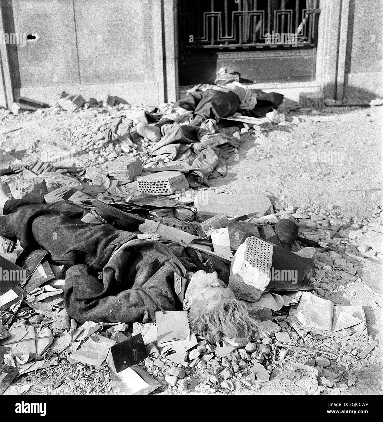 budapest-1956-killed-hungarian-secret-policemen-of-avo-working-for-the-soviet-friendly-regime-that-had-fought-insurgents-lie-on-a-budapest-street-during-the-nationwide-revolution-against-the-hungarian-peoples-republic-and-its-soviet-imposed-policies-lasting-from-23-october-until-10-november-1956-photo-anders-engman-bonnierarkivet-tt-kod-3010-2GJCCW9.jpg