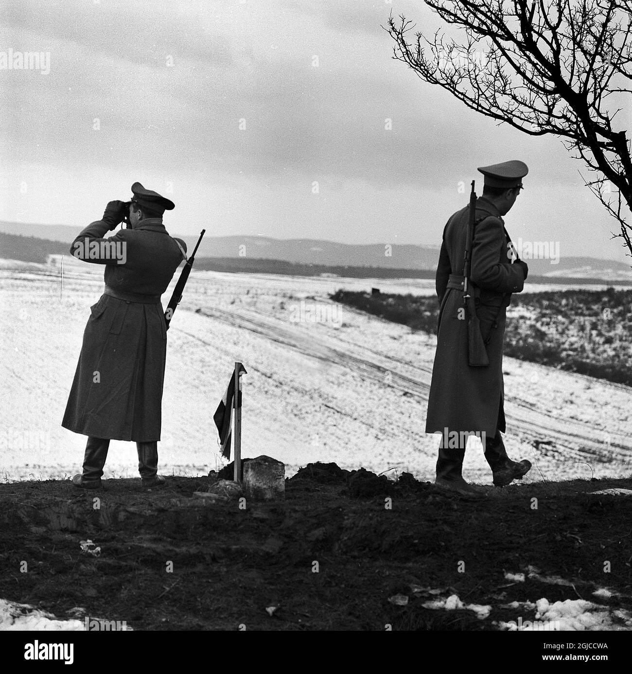 AUSTRIA 1956 Austrian guards patrolling the border to Hungary, close to Nickelsdorf, Austria, during the nationwide revolution in Hungary against the Hungarian People's Republic and its Soviet-imposed policies, lasting from 23 October until 10 November 1956. Photo: Anders Engman / Bonnierarkivet / TT / kod: 3010  Stock Photo