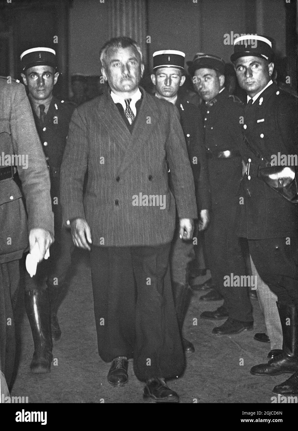 PARIS, FRANCE 1945-08-09 Joseph Darnand, Secretary-General of the Vichy France militia and Secretary of State for maintenance of order during the last year of the Vichy regime, and a Major in the Waffen SS arrives at Palais de Justice in Paris August 9 1945. He was eventually condemned to death for treason. Photo: AB Text & Bilder / SVT / Kod: 5600  Stock Photo