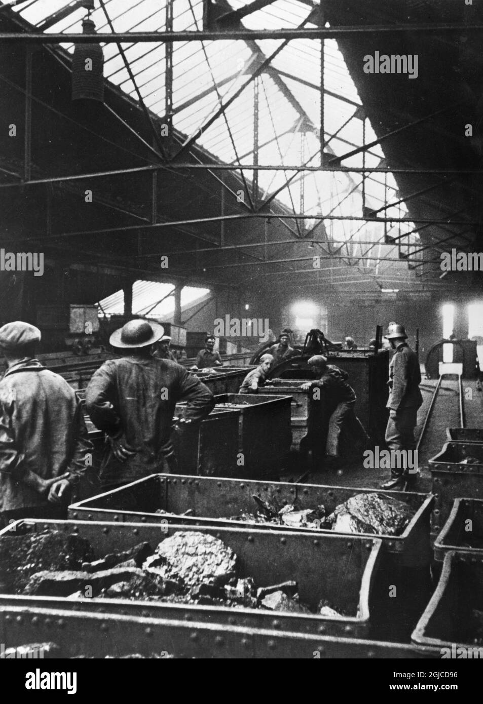 LENZ, FRANCE 1940-44 Frenchmen work in the Lievin pit in Lenz, France under supervision of German soldiers, during the German occupation of parts of France during the Second World War. Photo: AB Text & Bilder / SVT / Kod: 5600 Stock Photo