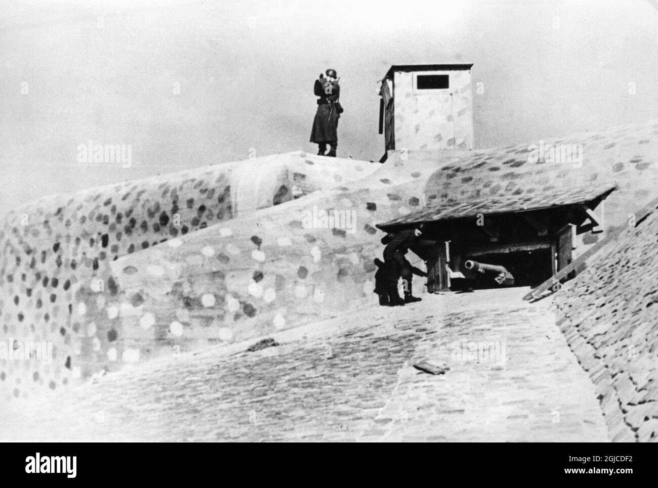ATLANTIC COAST, FRANCE 1944 Soldier on post at the fortifications in the Atlantic Wall April 1944, during the German occupation of parts of France during the Second World War. Photo: AB Text & Bilder / SVT / Kod: 5600  Stock Photo
