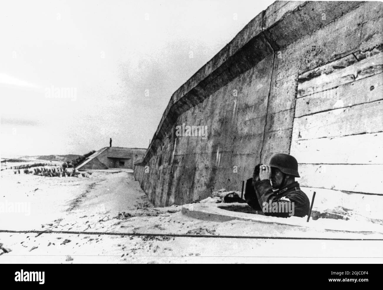 ATLANTIC COAST, FRANCE 1940-1944 Soldier on post at the fortifications in the Atlantic Wall, during the German occupation of parts of France during the Second World War. Photo: AB Text & Bilder / SVT / Kod: 5600  Stock Photo