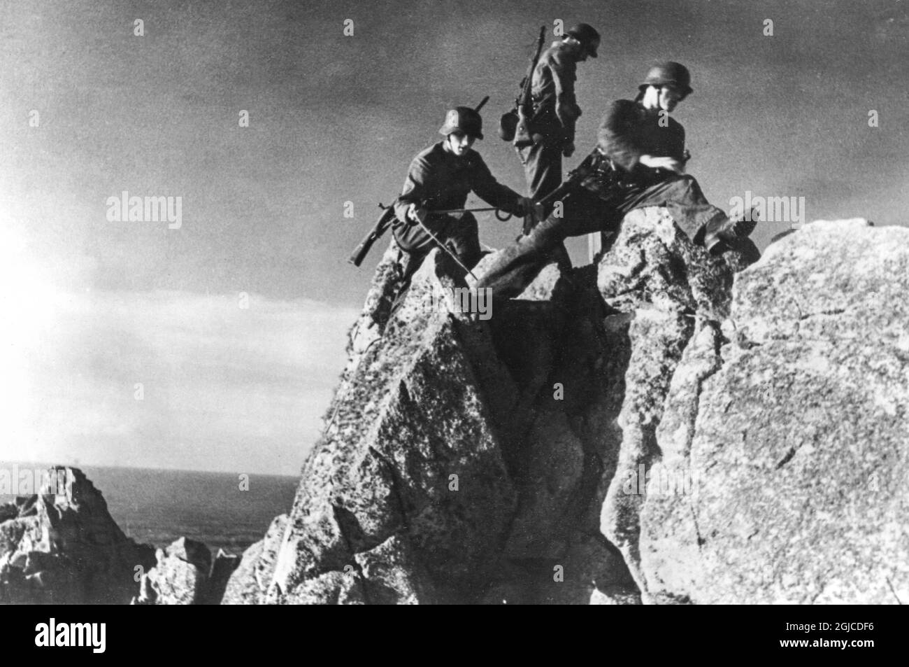 BRETAGNE, FRANCE 1944-04-06 German infanterists deploy mines at the coast in Bretagne April 6, 1944, during the German occupation of parts of France during the Second World War. Photo: AB Text & Bilder / Scherl Bilderdienst / SVT / Kod: 5600  Stock Photo