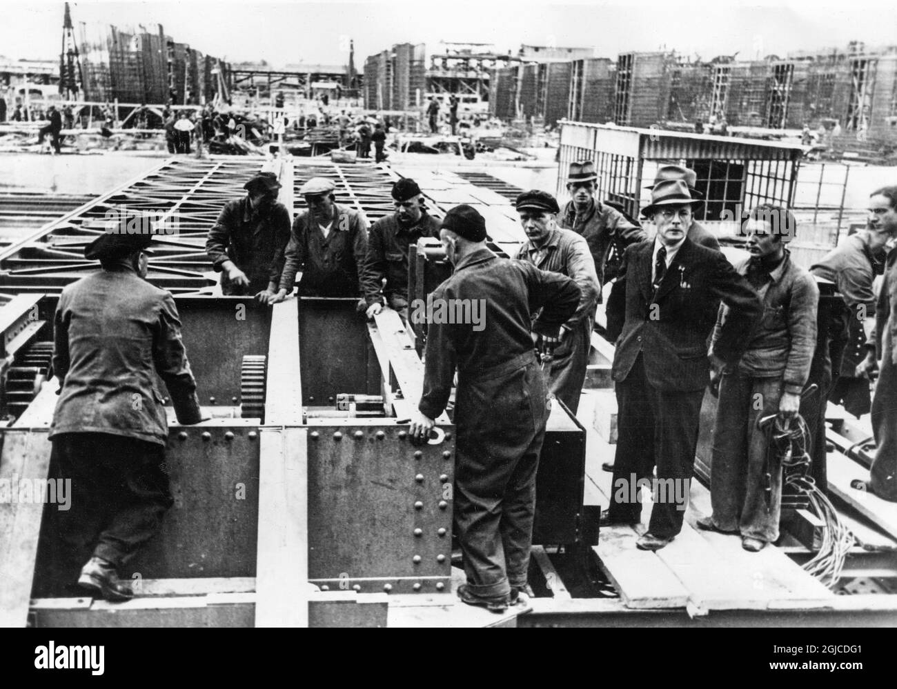 ATLANTIC COAST, FRANCE 1943-04-29 Workers ('from all parts of the Kontinent2, according to German caption), building fortifications in the Atlantic Wall April 29, 1943, during the German occupation of parts of France during the Second World War. Photo: Weinbach / AB Text & Bilder / Scherl Bilderdienst / SVT / Kod: 5600  Stock Photo