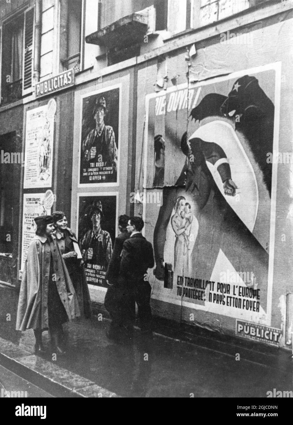 PARIS, FRANCE 1940-1944 People passing by recruitment posters for German Waffen-SS on the street in Paris during the occupation of Paris and other parts of France duirng the Second World War. Photo: Pressens Bild / Orbis / Kod: 190 Stock Photo