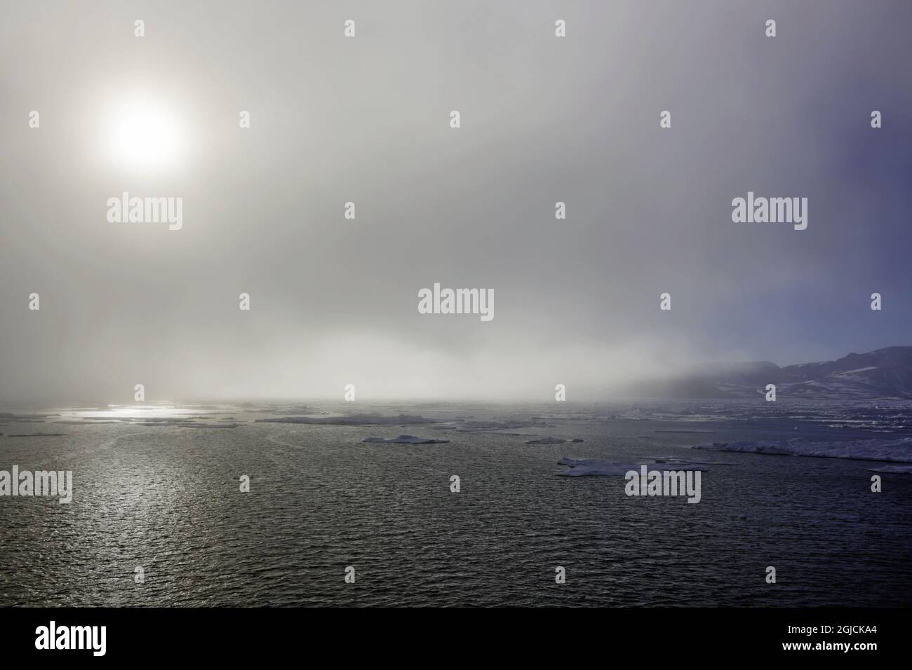 Sun shine and fog near Sermersooq, Gronlands east coast . Foto: Helena Larsson/TT Stock Photo