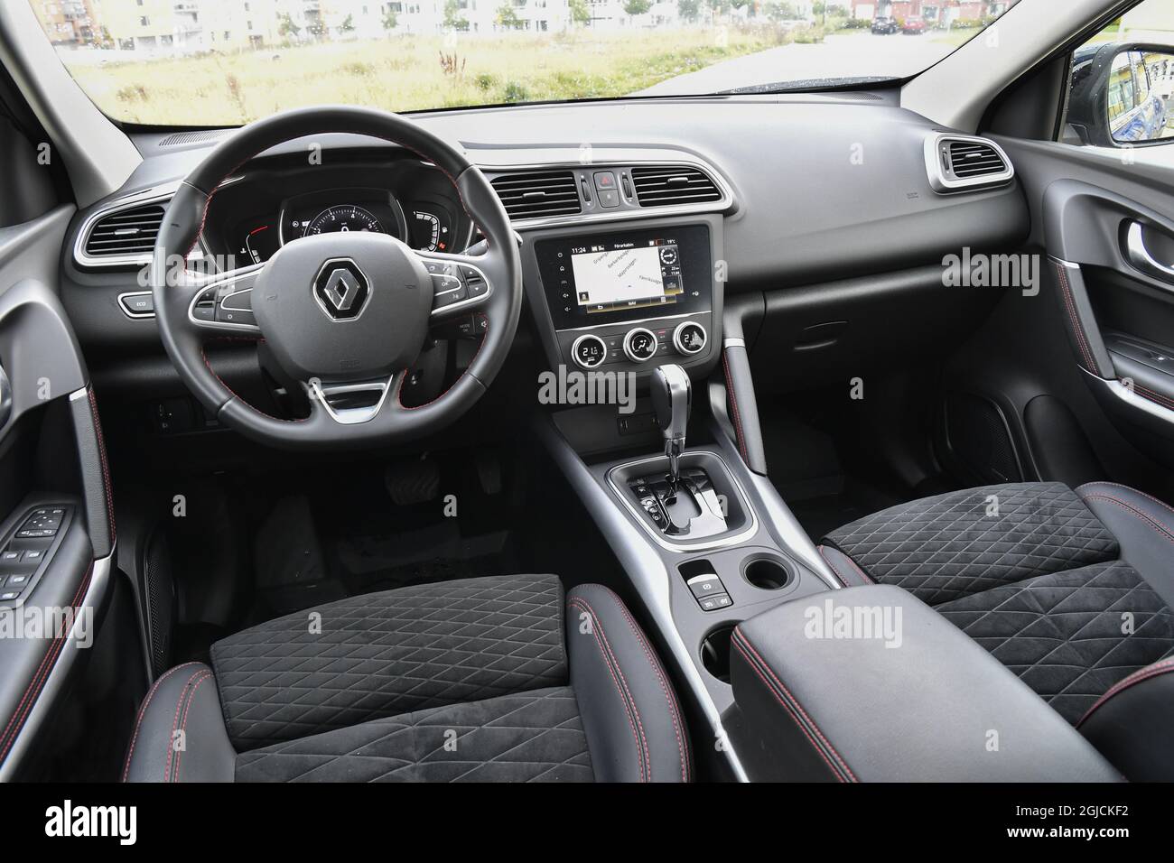 Renault Kadjar TCE street road vehicle traffic communication transport  interior dashboard steering wheel shift stick gear controls display Foto:  Anders Wiklund / TT / kod 10040 Stock Photo - Alamy