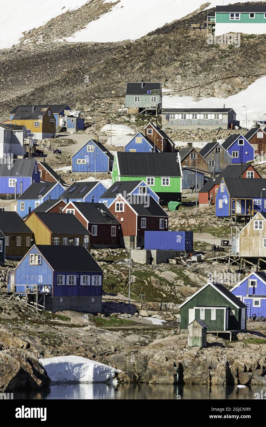 Ittoqqortoormiit villagecoloful houses Sermersooq community Scorebysund, Greenland. Foto: Helena Larsson / TT/ kod 2727 Stock Photo