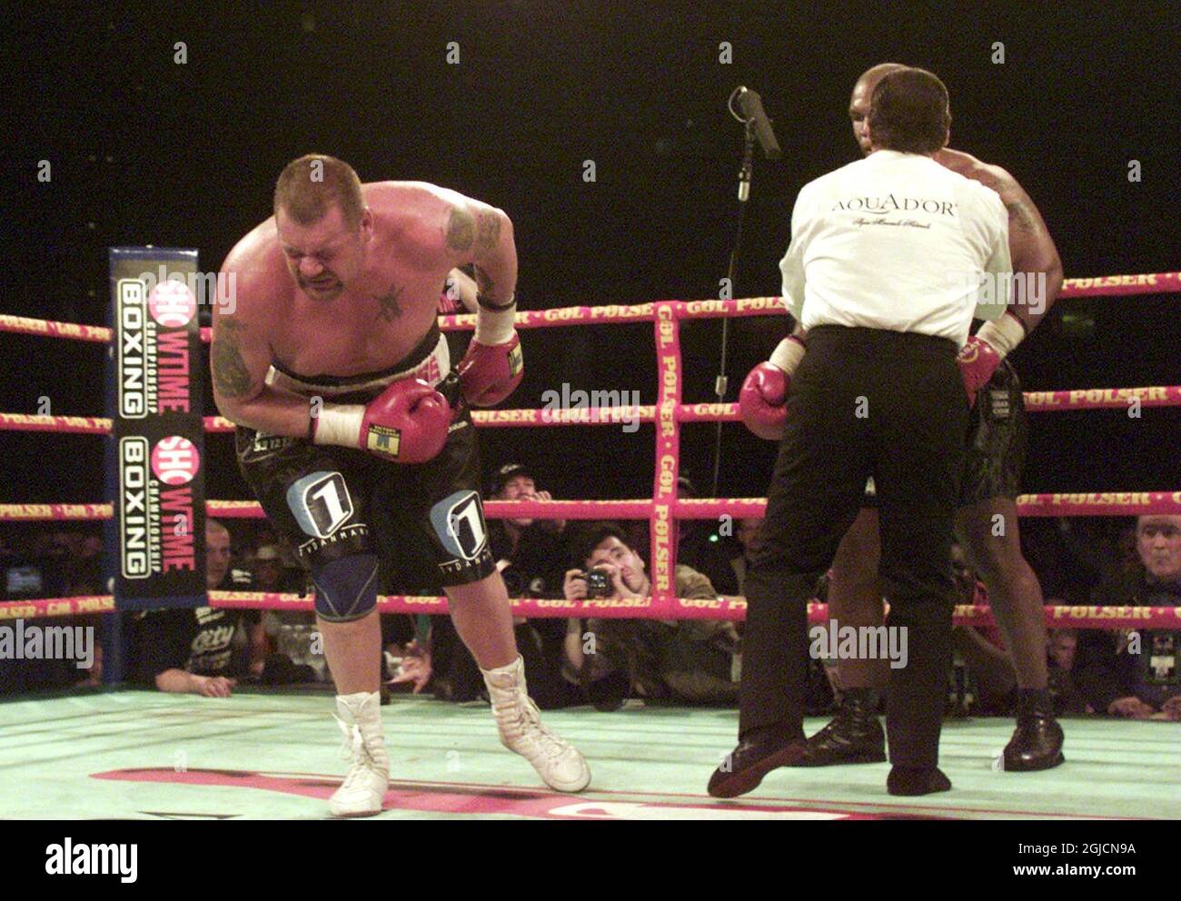 Danish Boxer Brian Nielsen and Mike Tyson boxing in the heavy weight match.  Tyson won in Round 7 after the match was stopped by referee Stock Photo -  Alamy