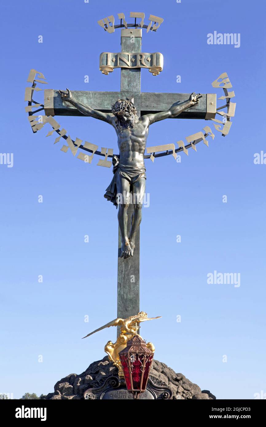 crusifix of Jesus Christ statue Charles Bridge in Prague , river Moldau Prague Castle Foto: Anders Good / TT / kod 2343 Stock Photo