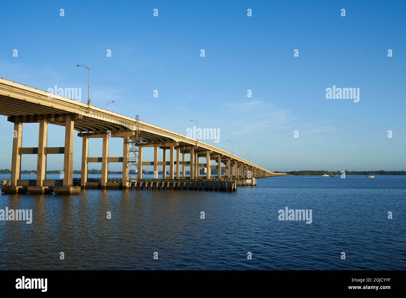 USA, Florida, Fort Myers. The Cleveland Avenue Bridge spans the Caloosahatchee River at Sunrise, connecting Fort Myers with North Fort Myers. Stock Photo