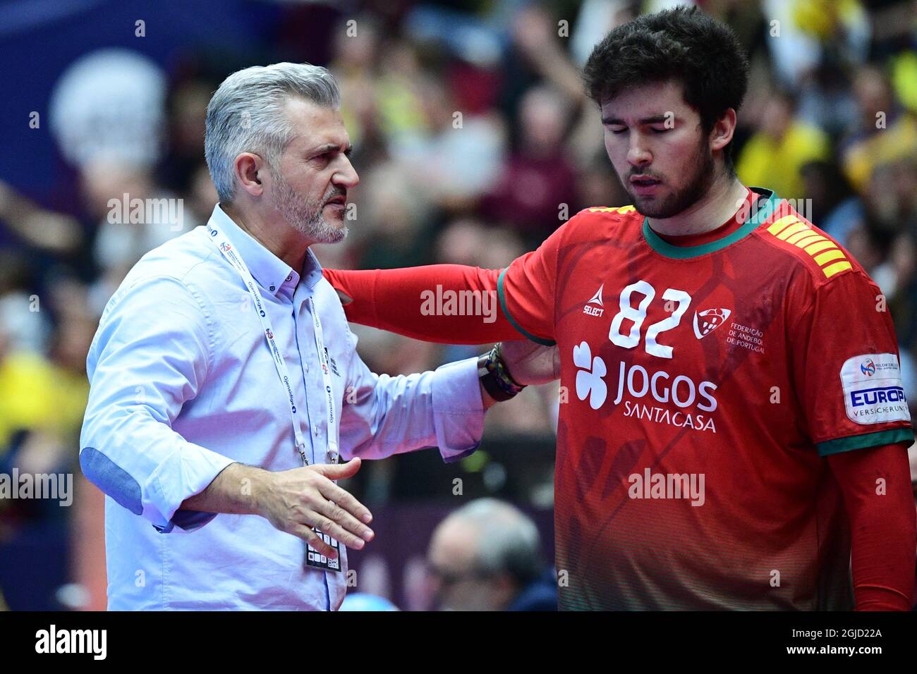 Portugal's head coach Paulo Pereira speaks to Luis Frade during the Men's European Handball Championship, main round Group 2 match between Portugal and Sweden at Malmo Arena, Friday Jan. 17, 2020. Photo Johan Nilsson / TT / code 50090 Stock Photo