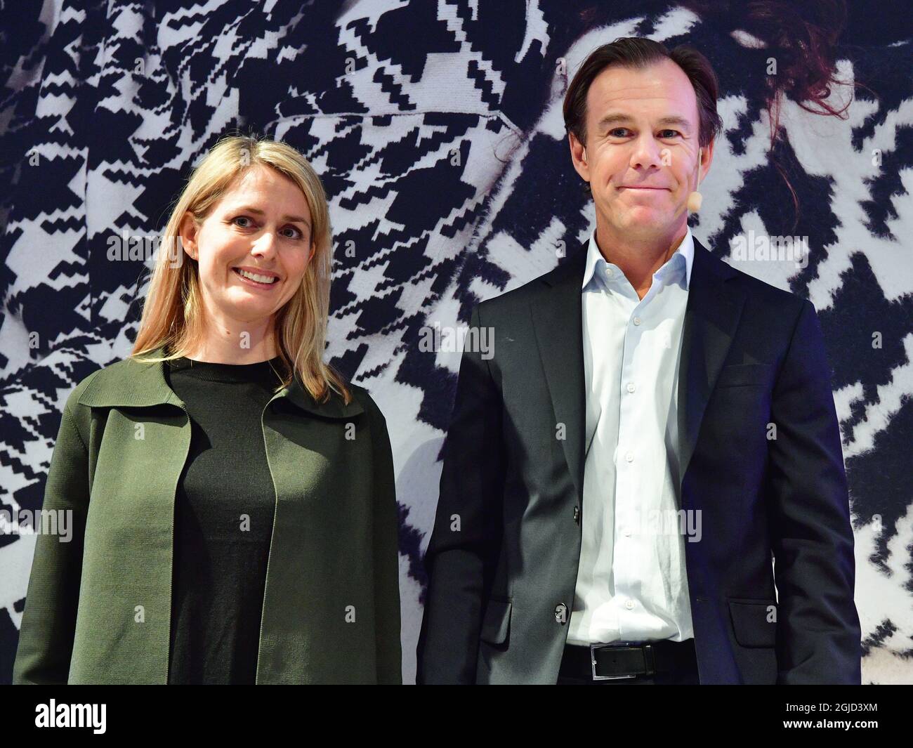 Helena Helmersson, new CEO for H&M, and the resigning CEO Karl-Johan  Persson during the companys presentation of the financial report on  Thursday, January 30, 2010 Foto: Jonas Ekstromer / TT kod 10030