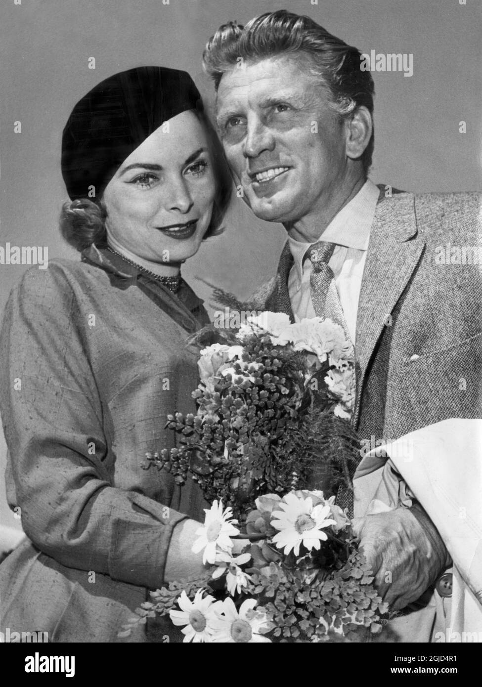 ARKIV STOCKHOLM 1957 JUNI US actors Janet Leigh and Kirk Douglas in Stockholm, Sweden, June 1957. Leigh and Douglas visited Stockholm on their way to the filming of the movie 'The Vikings' in Norway. Foto: Lennart Edling / Dagens Bild / TT / Kod: 3012  Stock Photo