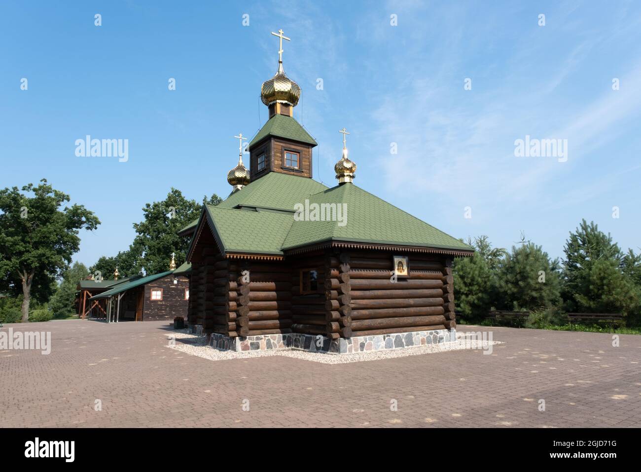 Odrynki, Polonia - July 12, 2021: Orthodox hermitage located on an islet between the canals. Tranquility and peace for this community close to Narew. Stock Photo