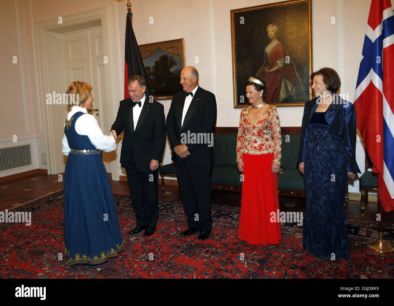 President Horst Kohler, King Harald, Queen Sonja and Eva Luise Kohler before the banquet at the palace of  Schloss Bellevue in Berlin, Germany. King Harald and Queen Sonja are on a three-day visit to Germany.     Stock Photo