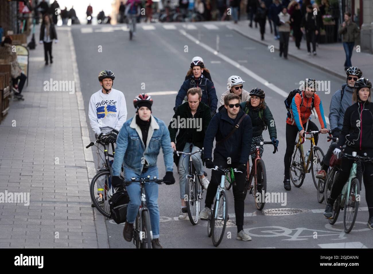 Cyclists waiting for a green light at Gotgatan in Stockholm, Sweden, April 17, 2020, during the coronavirus pandemic. Photo: Stina Stjernkvist / TT code 11610  Stock Photo