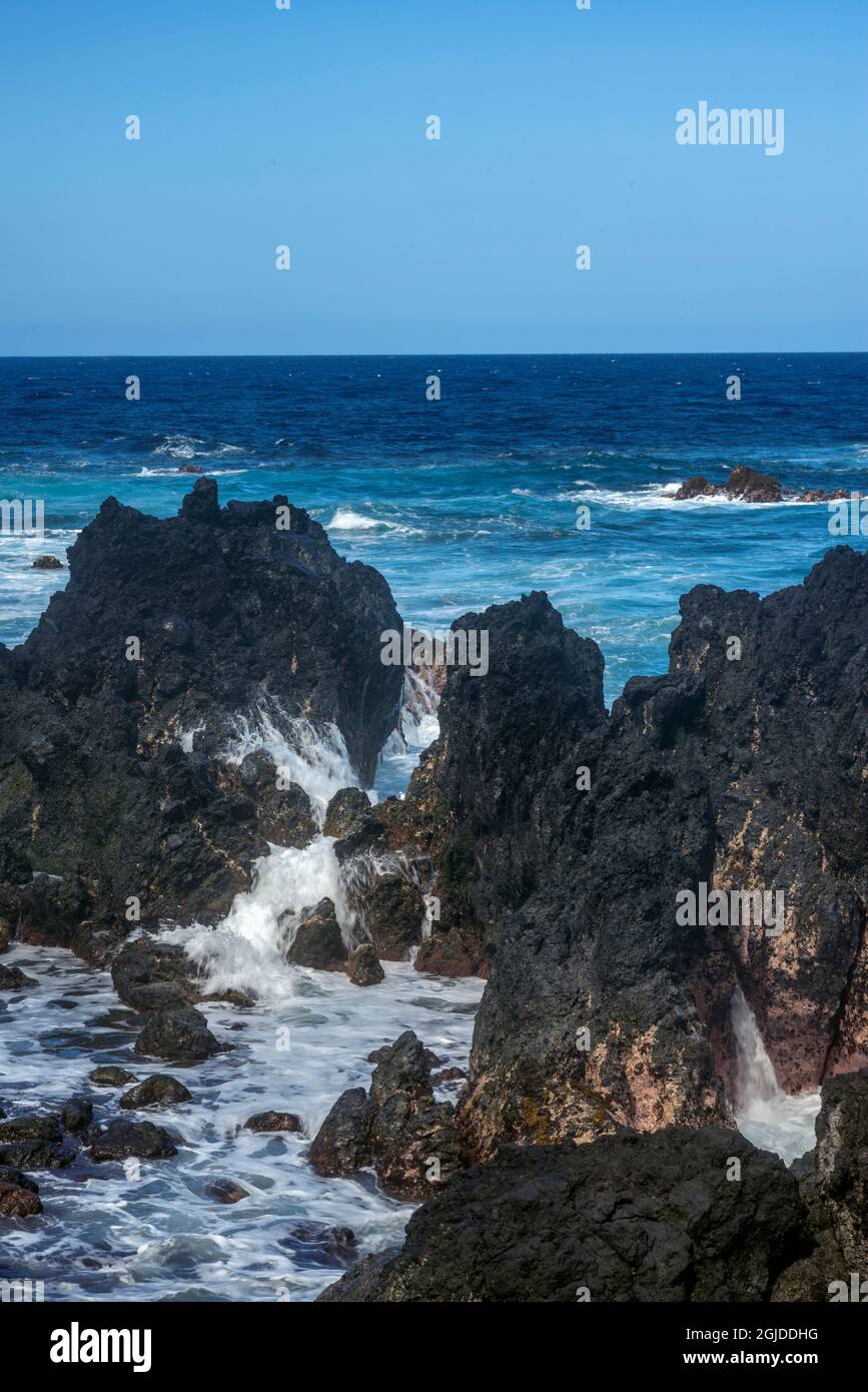 USA, Hawaii, Big Island of Hawaii. Laupahoehoe Point Beach Park, Incoming waves and rough volcanic rock. Stock Photo