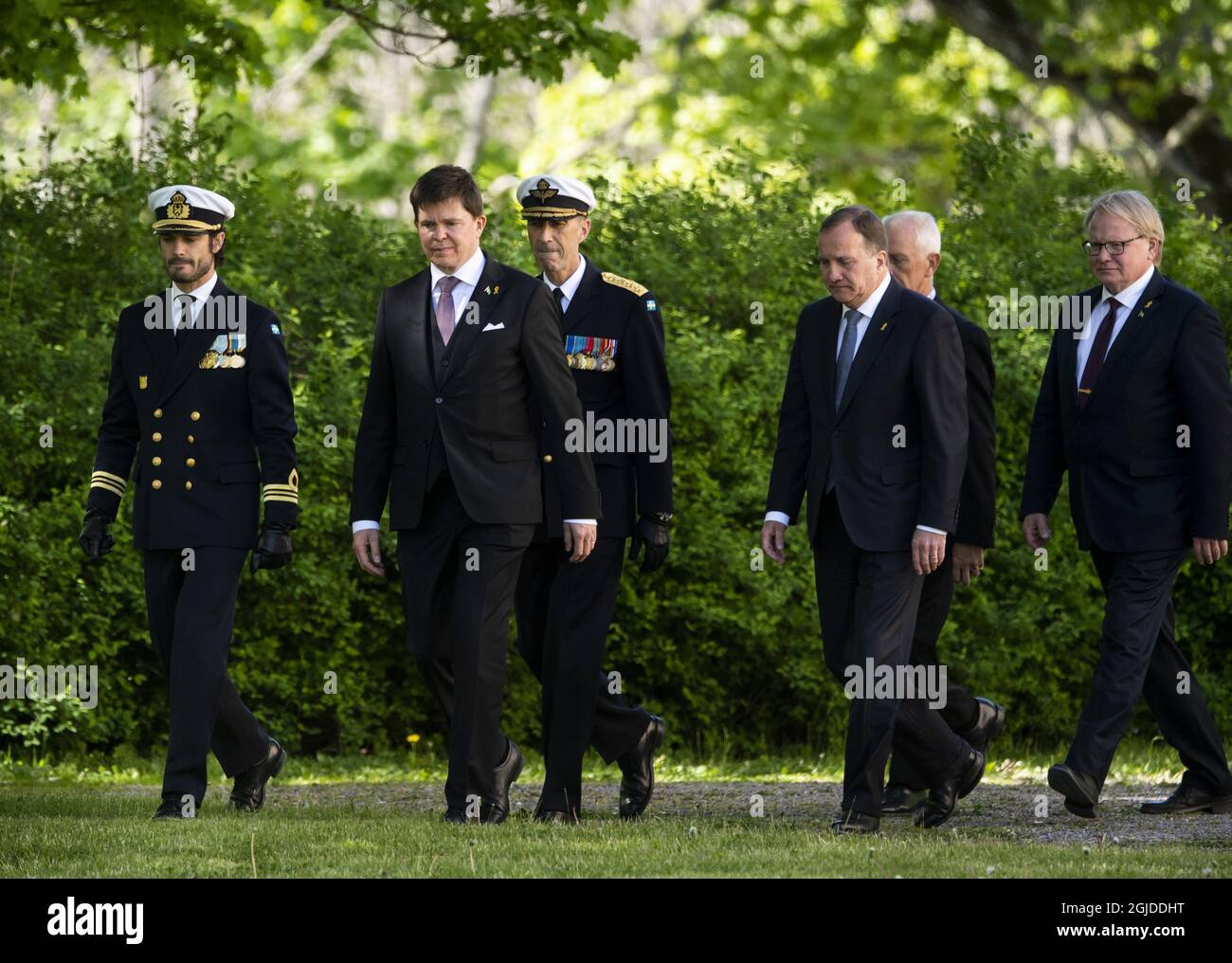 Prince Carl Philip, Andreas Norlén, Speaker of the Parliament, General Micael Bydén, Prime Minister Stefan Lofven, Sverker Goranson, chairman of the Swedish Veterans Association, and Peter Hultqvist, Minister for Defence, during Sweden's Veterans Day at the Kungsangen regiment in Stockholm, Sweden, May 29, 2020. Photo: Pontus Lundahl / TT / code 10050  Stock Photo