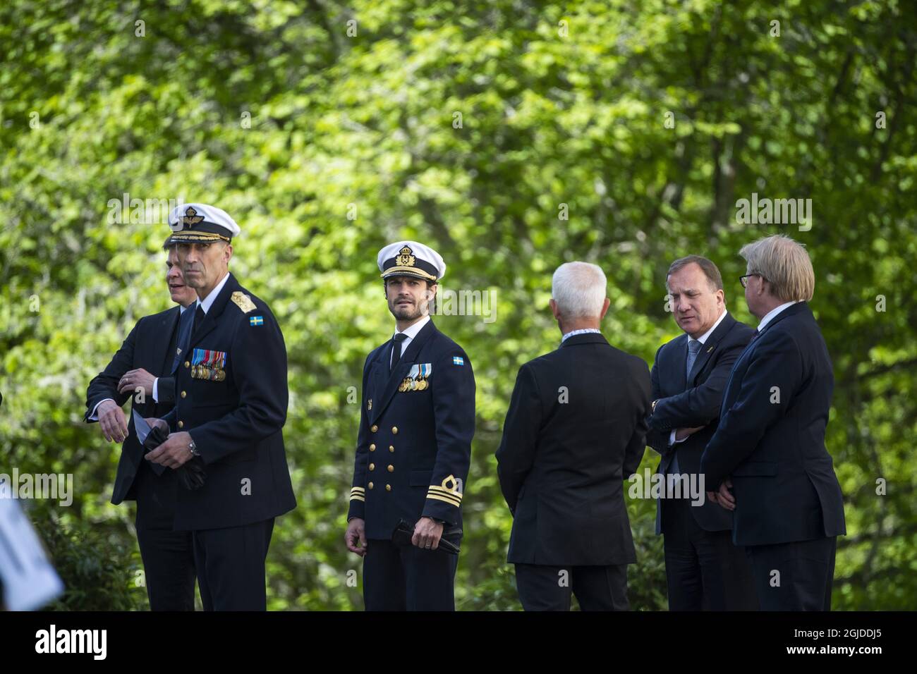 General Micael Bydén, Prince Carl Philip, Sverker Goranson, chairman of the Swedish Veterans Association, Prime Minister Stefan Lofven and Peter Hultqvist, Minister for Defence, during Sweden's Veterans Day at the Kungsangen regiment in Stockholm, Sweden, May 29, 2020. Photo: Pontus Lundahl / TT / code 10050  Stock Photo