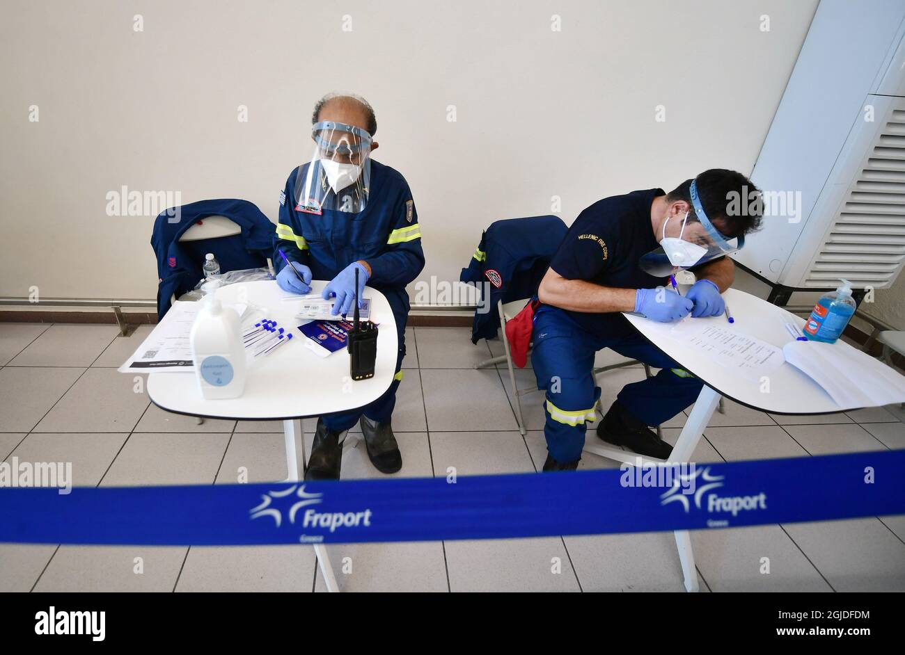 Plastic face shields hires stock photography and images Alamy