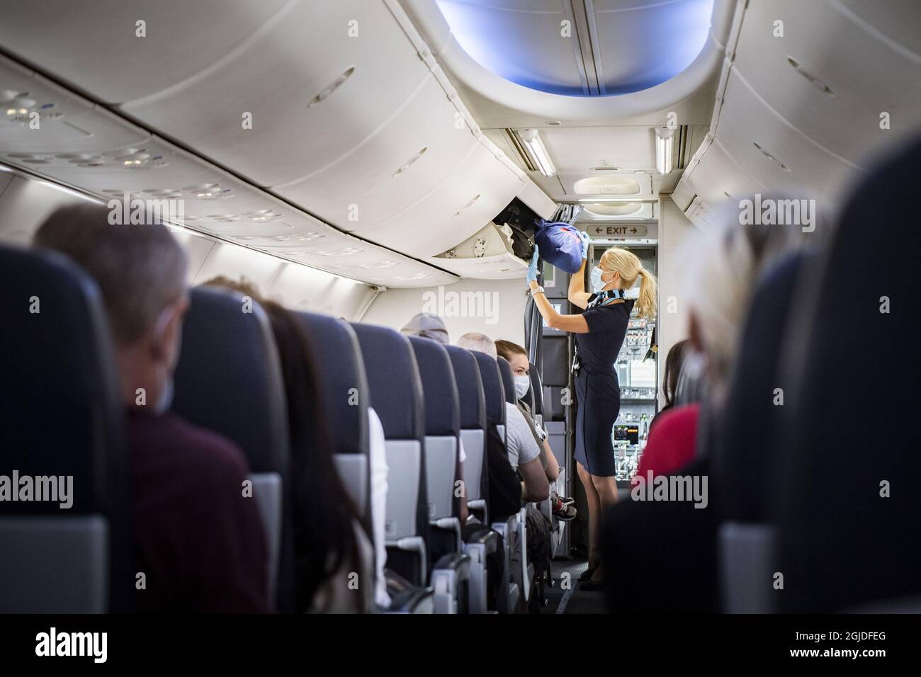 Flight attendant wearing mask hires stock photography and images Alamy