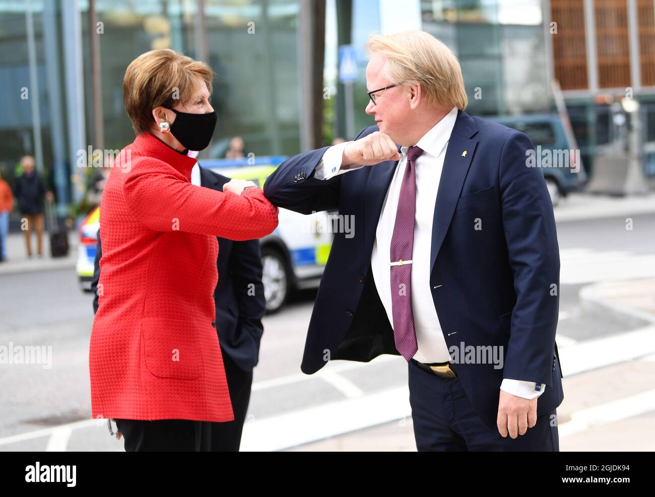 Sweden's Minister for Defence Peter Hultqvist (R) receives United States secretary of the Air Force Barbara M. Barrett (L) at the Arlanda Airport outside Stockholm Friday 28 Aug. During the meeting, the ministers will, among other things, discuss regional security in the immediate area, bilateral cooperation Arctic issues. Foto: Fredrik Sandberg / TT kod 10080  Stock Photo